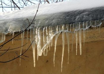 Отряд по борьбе с сосульками выйдет на защиту только ведомственных зданий