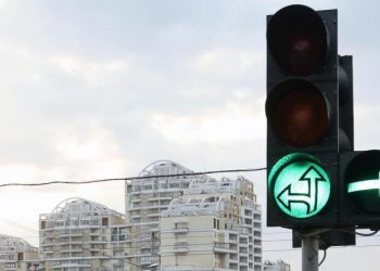 Расправа за правый ряд: петербургские водители спорят, можно ли вставать под стрелку