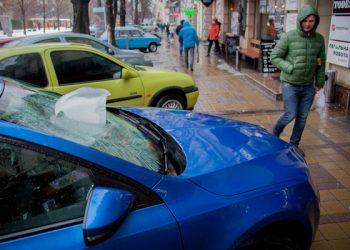 "Сосулькопад" в Петербурге: Что делать, если пострадали человек или автомобиль