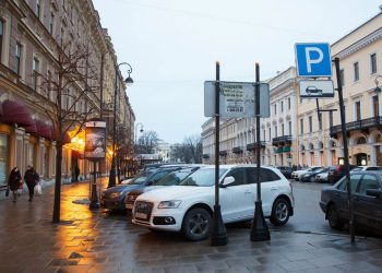 Петербуржцы задолжали миллиард рублей за платные парковки