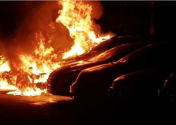 Версия: в Приморском районе поджигают машины, чтобы водители покупали места на платных парковках