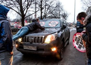 Ликвидация «СтопХама» не помешает активистам клеить наклейки на автомобили