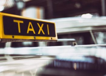 Право руля: Госдума доверит такси и общественный транспорт только водителям с российскими удостоверениями