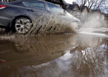 Водителей, окатывающих пешеходов грязью из луж, начнут карать рублем