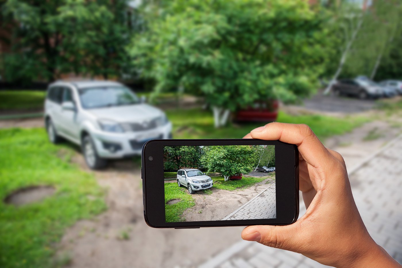 Фоткают машины. Фотографирование автомобиля. Фотографирование автомоделей. Фотографирует машину. Человек фотографирует машину.