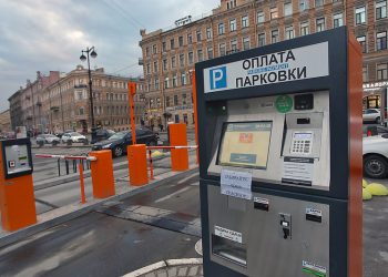 Проклятое место: почему ФСБ взялась за платные парковки Петербурга
