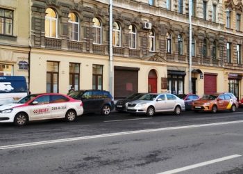 Петербургские таксисты два года незаконно паркуются в три ряда на Херсонской