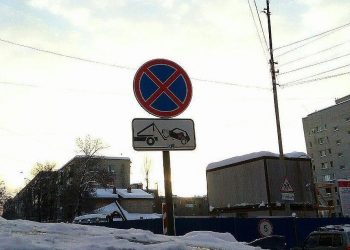 Автоюрист: Эвакуацию машин из-за уборки снега без предупреждения можно приравнять к угону