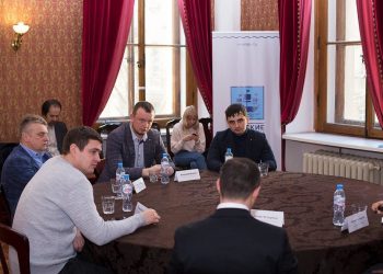 Скрытые камеры, черный список и алкозамок: в Петербурге обсудили, как сделать каршеринг безопаснее