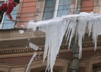 Отчаявшиеся петербуржцы запустили флешмоб, участники которого сгребают снег к дверям коммунальных служб