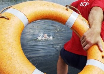 Видео: Дзюдоист Носов и автоэксперт Холодов спасли утопающего в Петербурге