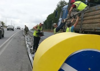 Автоэксперт: врезавшийся в отбойник водитель фуры может подать в суд на дорожников