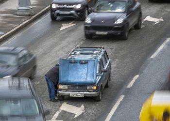 Вместо старых машин надо запретить старых депутатов, считают в Петербурге