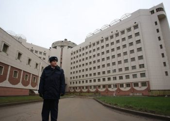 Избитого палкой арестанта вывезли из Крестов. Футболки «актив УФСИН един» списаны на юмор