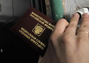 Петербуржец оплатил долг Виктора Пелевина перед налоговой