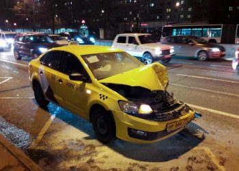 Таксисты перерабатывают, но число их ДТП растёт не только поэтому – эксперт