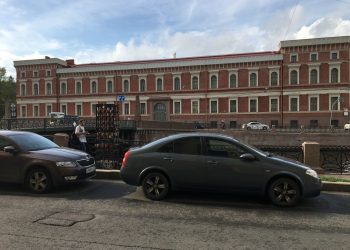 Платные парковки не избавят автомобилистов от пробок в центре Петербурга