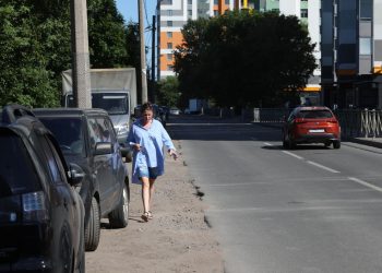 В сентябре в Петербурге рассмотрят закон о запрете парковки на пешеходных дорожках