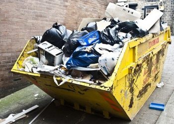 Депутаты собираются запретить парковку рядом с мусорными контейнерами