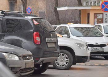 На ажиотаже: спальным районам Петербурга ищут ноу-хау с парковкой машин