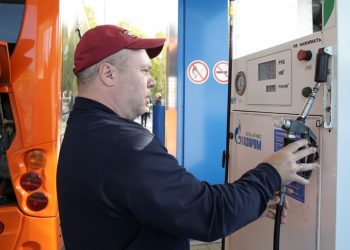 Смольный обнуляет транспортные налоги для машин на газе и электричестве