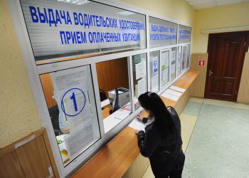 Эксперты оценили приказ о надписях на трех языках на водительских правах