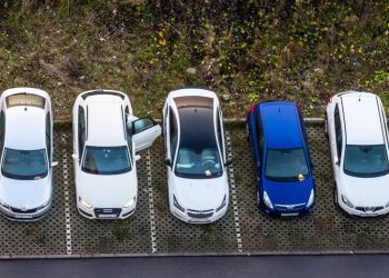 Толчея в месте: законопроект об аренде парковок у дома вызвал дискуссии в ЗакСе