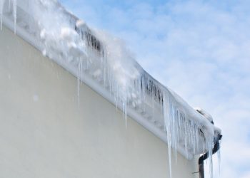 Как и с кого взыскать деньги за машину, поврежденную упавшим с крыши снегом?