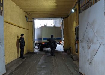 Арестованным за шествие в поддержку Навального оказали спецприем в морозных автозаках. В камеры на Захарьевской они уже не помещаются