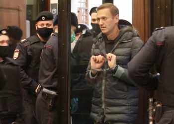 Может быть, хватит «нянчиться»?