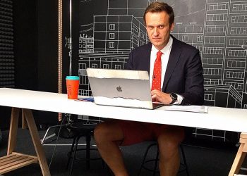 Эксперт: либо Навальный сумасшедший, либо выполняет заказ