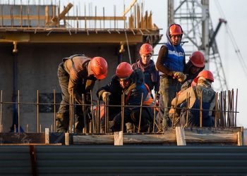 «Помните приключения Шурика?»: гастарбайтеров на стройках предложили заменить зэками