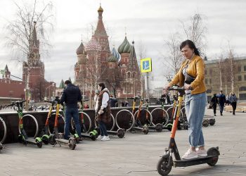 В ОП предложили приравнять велосипеды с мотором и электросамокаты к мопедам в ПДД