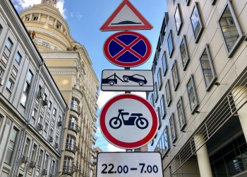 Эксперты оценили идею передать МВД контроль над дорожными знаками