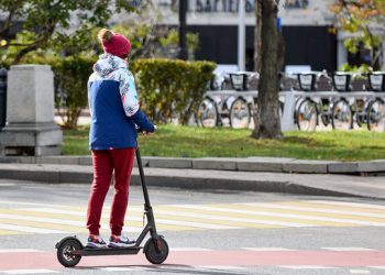 Владельцам электросамокатов предложат выучиться на права