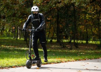 Шлем, права и возраст старше 16 лет. В ОП предложили приравнять электросамокаты и электровелосипеды к мопедам