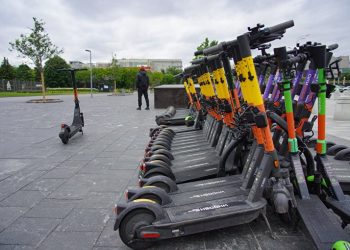 Сбивший на электросамокате девочку выбросил транспорт в Неву и перекрасил волосы — СК