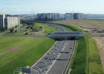 Автоэксперт назвал трассы Петербурга, где можно разрешить ездить быстрее