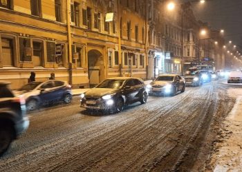 Зима пришла неожиданно: петербуржцы массово опоздали на работу из-за неубранного снега