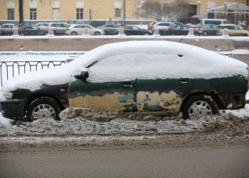 Аварии вместо соли: петербургские дороги превратились в катки