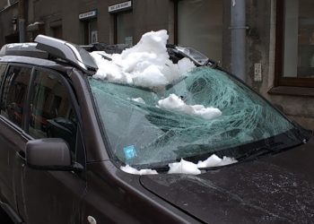 Куда обращаться в Петербурге, если наледь с крыши рухнула на автомобиль