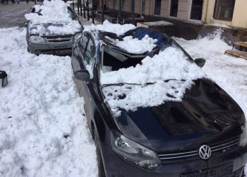 Как и с кого взыскать деньги за машину, поврежденную упавшим с крыши снегом