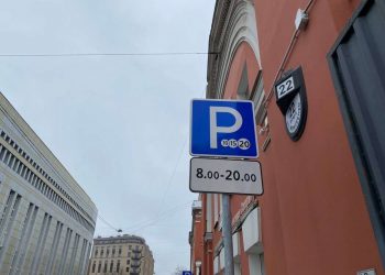 «Пальцем в небо»: автоэксперт Холодов не нашел логики в повышении стоимости платной парковки в Петербурге