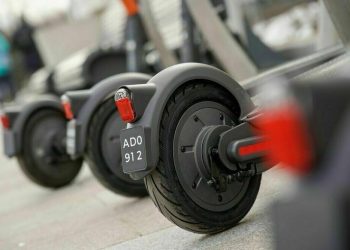 Легкие электросамокаты хотят пустить на тротуары