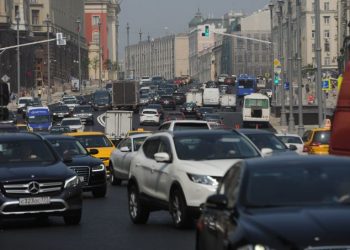 Новые ПДД, «умные» светофоры и виртуальные копии улиц: как сделать российские дороги более безопасными