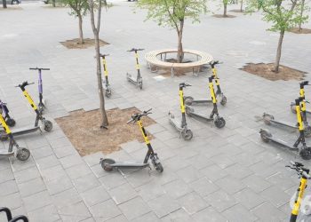 Полицейские хотят ввести в школах уроки езды на электросамокатах