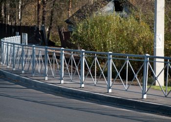 Споры о заборе: кому мешают и как влияют на безопасность движения ограды вдоль дорог