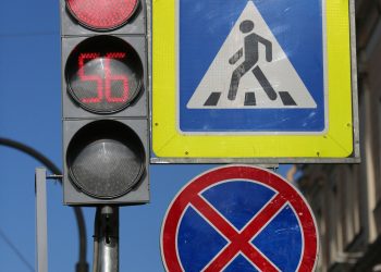 У кого могут конфисковать машину за проезд на красный свет