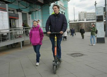 Электросамокаты хотят ограничить по весу, а автобусы — не пускать во дворы