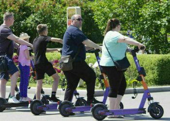 Не более 25 км/ч: кабмин утвердил новые правила езды на электросамокатах